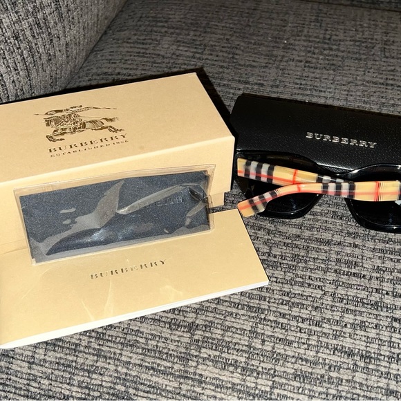 Burberry sunglasses - Picture 4 of 4